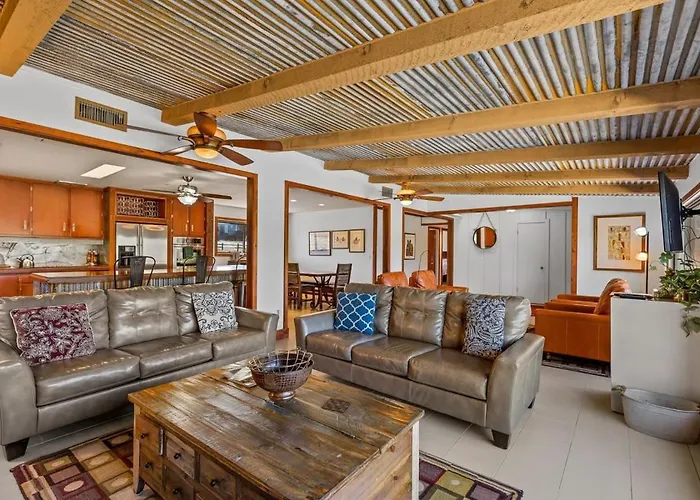 Mid-century Ranch In With Fantastic Red Rock Views Сasa de vacaciones
