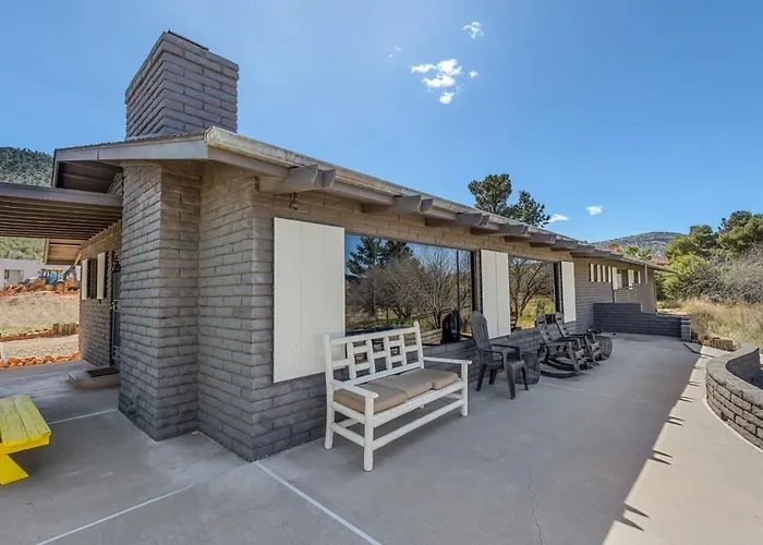 Mid-century Ranch In With Fantastic Red Rock Views *